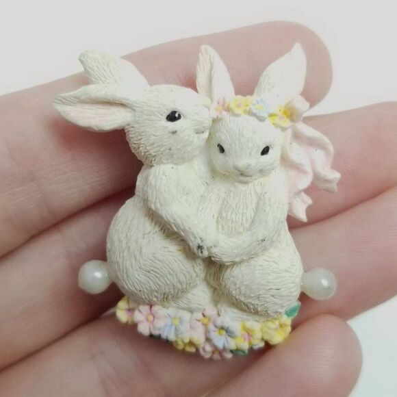 Vintage Cute Snuggle Bunnies Brooch, White and Floral Love Sweetheart Pin, Estat - Picture 1 of 6